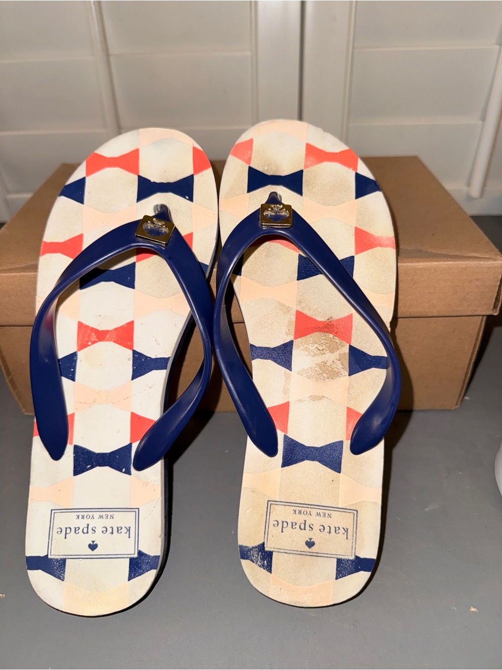 kate spade navy and coral patterned bow-print flip flops
